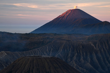 Obraz premium Bromo mountain with fog layer at sunrise, East Java, Indonesia