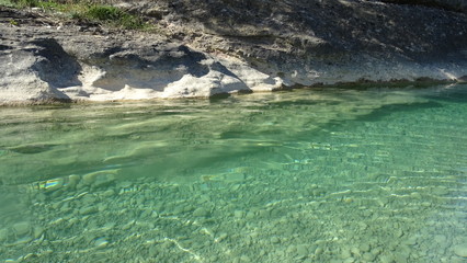 glitzerndes glasklares türkis leuchtendes wasser in einem gebirgsfluss aus den pyreneen