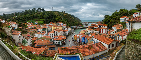Naklejka premium Cudillero fishing village panorama in the valley