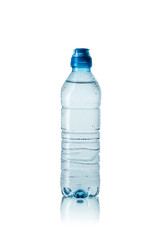 Butelka wody mineralnej pokryta kroplami wody na białym tle z odbiciem - obrazy, fototapety, plakaty
