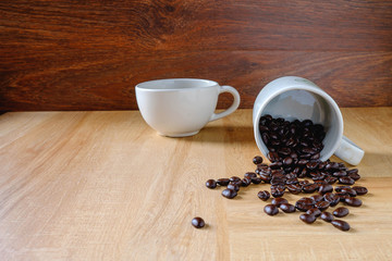 Coffee cups and coffee beans on the table