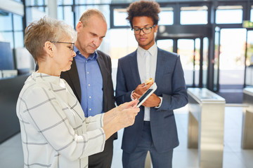 Business Leute mit Tablet Computer bei Besprechung