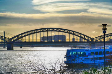 Obraz premium Brücke über den Rhein im Zentrum von Köln