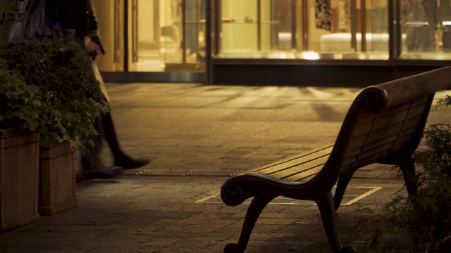 丸の内仲通りの夜景 ベンチと歩道を行き交う人々