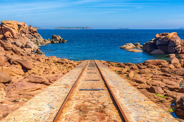 Schienen die an der bretonischen Atlantikküste ins Meer führen.