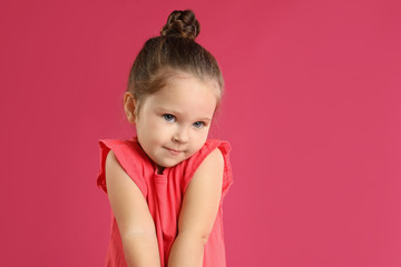 Obraz na płótnie Canvas Portrait of cute little girl on pink background