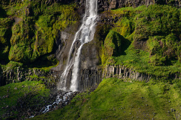 Island, Wasserfall in der Abendsonne