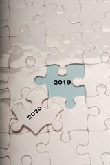 2020 and 2019 wordings on puzzle pieces
