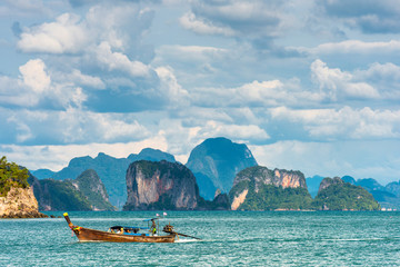 Longtailboot in Phang Nga bay bei Koh Yai Noi in Thailand