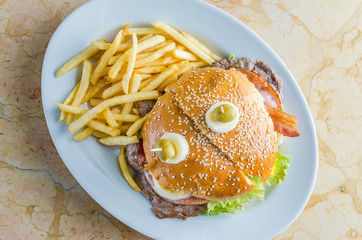 comida típica uruguaya chivito al pan