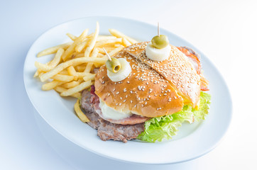 comida típica uruguaya chivito al pan