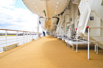 Elegante Balkonmöbel auf Promenade von Bootsdeck auf Kreuzfahrtschiff - Sun loungers and deck...