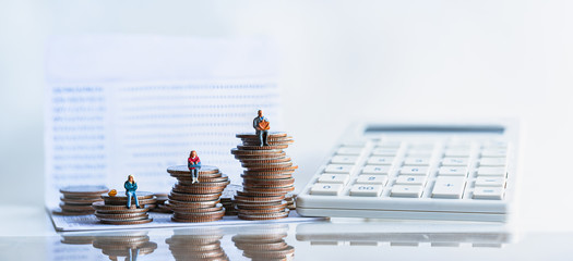 Miniature people: Elderly people sitting on coins stack. pensions and retirement planning. money saving and Investment. Time counting down for retirement concept. - obrazy, fototapety, plakaty