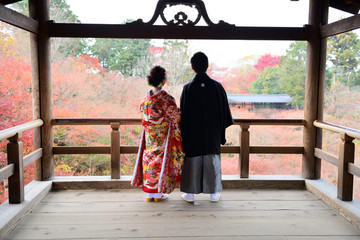 東福寺の紅葉を眺める新郎新婦