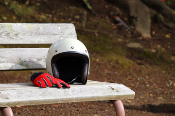 バイク ツーリング 森の木陰のベンチで休憩