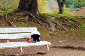 バイク ツーリング 森の木陰のベンチで休憩