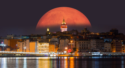 Naklejka premium Wieża Galata, most Galata, dzielnica Karakoy i Złoty Róg z pełnią księżyca o zmierzchu, niebieska godzina, Stambuł - Turcja "Elementy tego obrazu dostarczone przez NASA".
