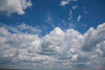 Fototapeta na wymiar cloudy day sky. cumulus clouds in the sky.