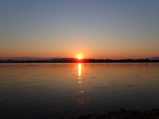 Naklejka premium 国境の日の出