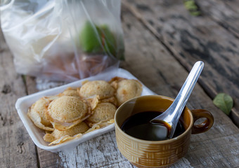Coffee in cups and snacks Laid on the old wooden floor