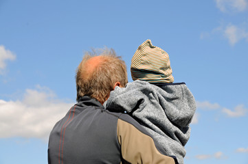 grossvater hat enkel auf dem arm