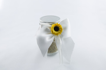 Vasetto di vetro con spezie con fiocco bianco e girasole