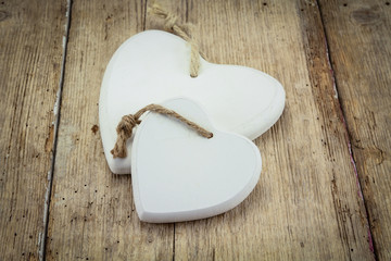 coeur sur une table en bois