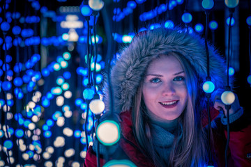 junge h&uuml;bsche Frau mit Lichterketten - Lichterkugeln - und Bokeh Weihnachtsgef&uuml;hl 