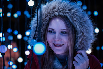junge hübsche Frau mit Lichterketten - Lichterkugeln - und Bokeh Weihnachtsgefühl 