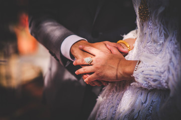 Naklejka premium bride and groom holding hands