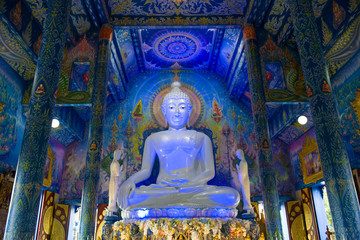 Obraz premium Sculpture of a sitting Buddha at the Buddhist temple Wat Rong Sear Tean (Blue Temple)