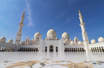 Sheikh Zayed Mosque and a blue sky in Abu Dhabi, UAE
