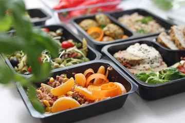 Deurstickers Lunch box. Takeaway, box diet with delivery. Appetizing nutritious dish in a balanced diet. © foodandcook
