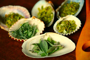 frisch getrocknete Kräuter 