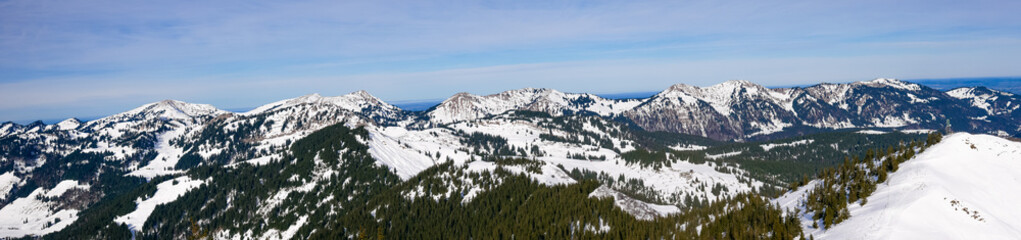 Panorama der Nagelfluhkette  von der Südseite im Winter bei blauem, leicht bewölktem Himmel