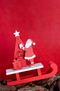 PaP&aacute; noel o santa claus en trineo y fondo rojo con luces. Feliz navidad postal
