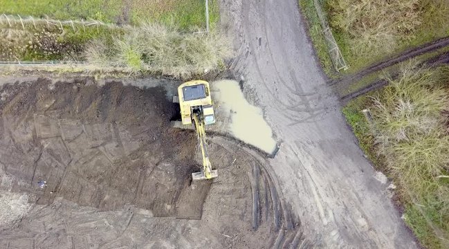 Arbeitender Hydraulikbagger / Bagger aus der Vogelperspektive