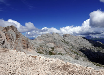 le meravigliose cime dolomitiche italiane tra verdi vallate e picchi rocciosi