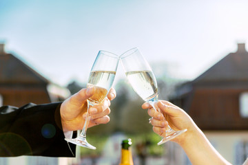 Weddingcouple holding champagne drinking champagne toast cheers