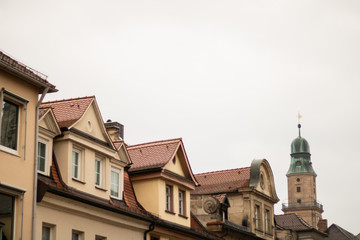 Obraz premium Roofs of the city on a background of gray sky