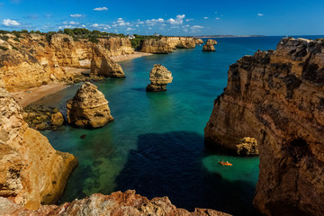 Fototapeta na wymiar Portugal, Algarve, Landschaft bei Praia da Marinha
