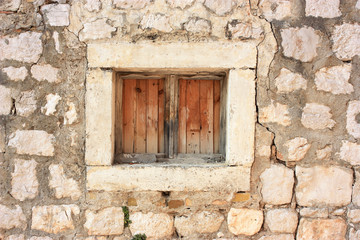 Fototapeta na wymiar Altes Fenster mit Fensterläden aus Holz