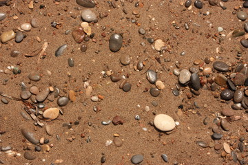 Sand, Steine und Wasser am Strand Detail 