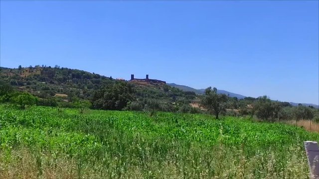 Ao longe, o castelo de Linhares da Beira