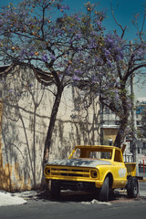 Obraz premium Old yellow truck on the street of Mexico city