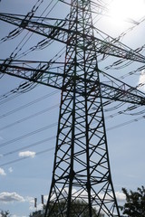 Strommast im Sommer