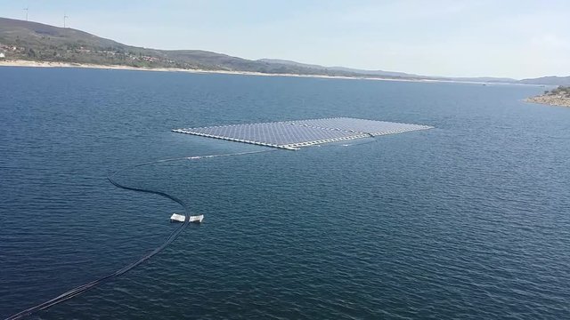 Pain&radic;&copy;is solares na barragem do Alto do Rabag&radic;&pound;o