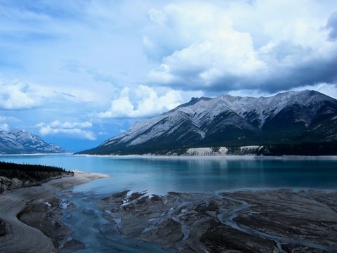 Perspectiva del lago cubierto de nubes 