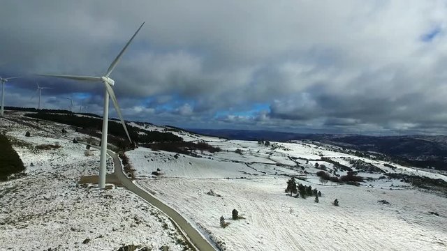 Parque E&radic;&ge;lico de Prados num dia de neve