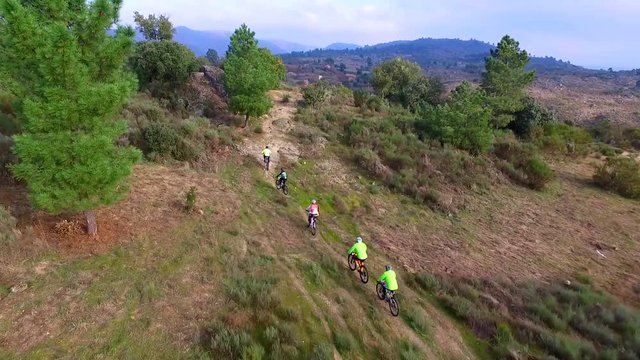 Passeio pela montanha em bicicleta